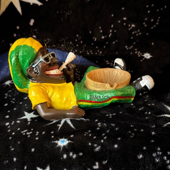 Colorful Rasta-Themed Ashtray - Picture 2 of 2